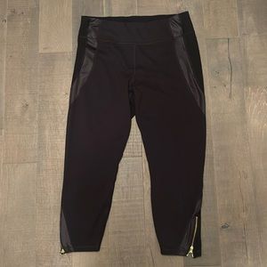 Old Navy Active Line Cropped Leggings with cute zipper detail